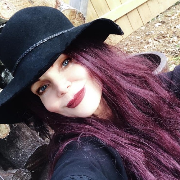 Meet your Posher, Suzanne - Picture 2 of 13